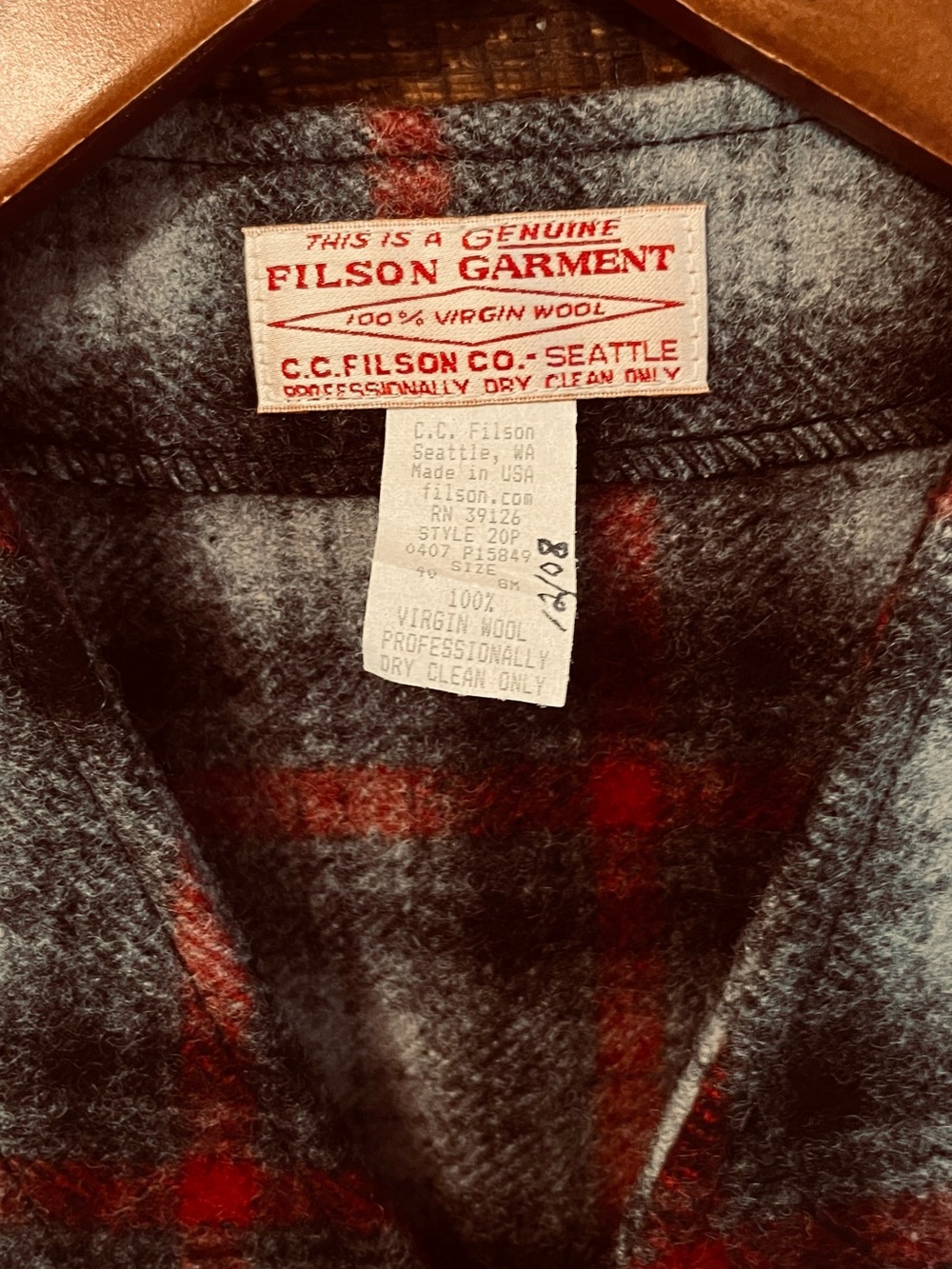 Filson 100% wool plaid men’s vest with pockets button front sz 40 red grey wht - Picture 2 of 4